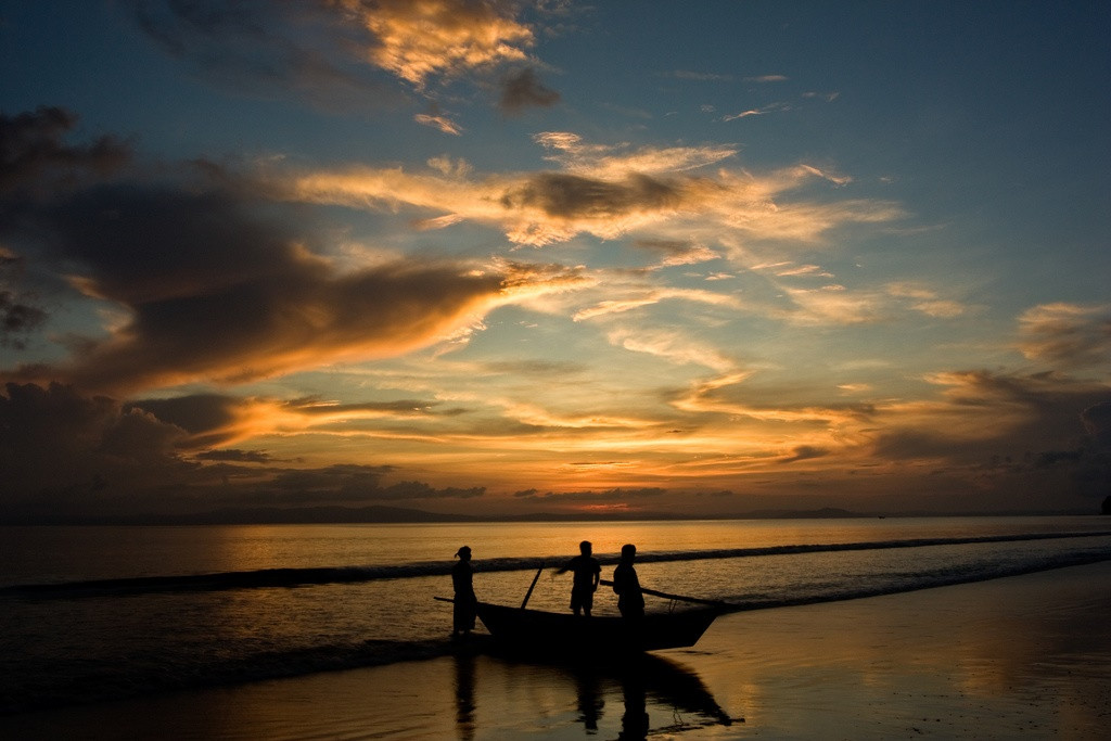Fishermen returning from their trip at sunset. Andaman Islands, India. Photo: Jakub Michankow