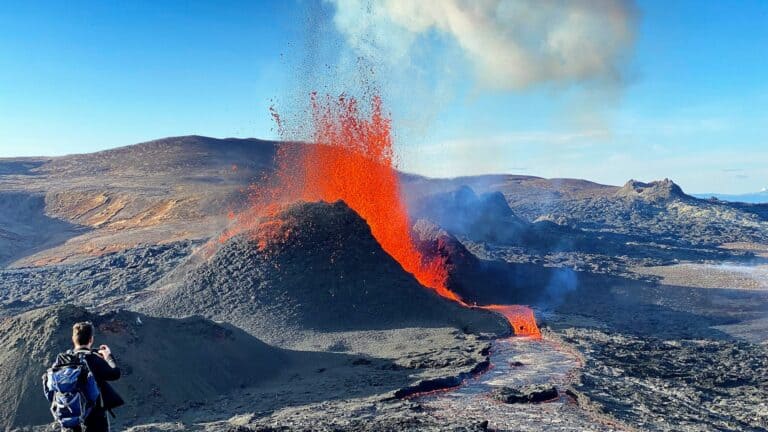 pic Volcanoes: eruption ups and downs for tourists Kim Wright battleface.com